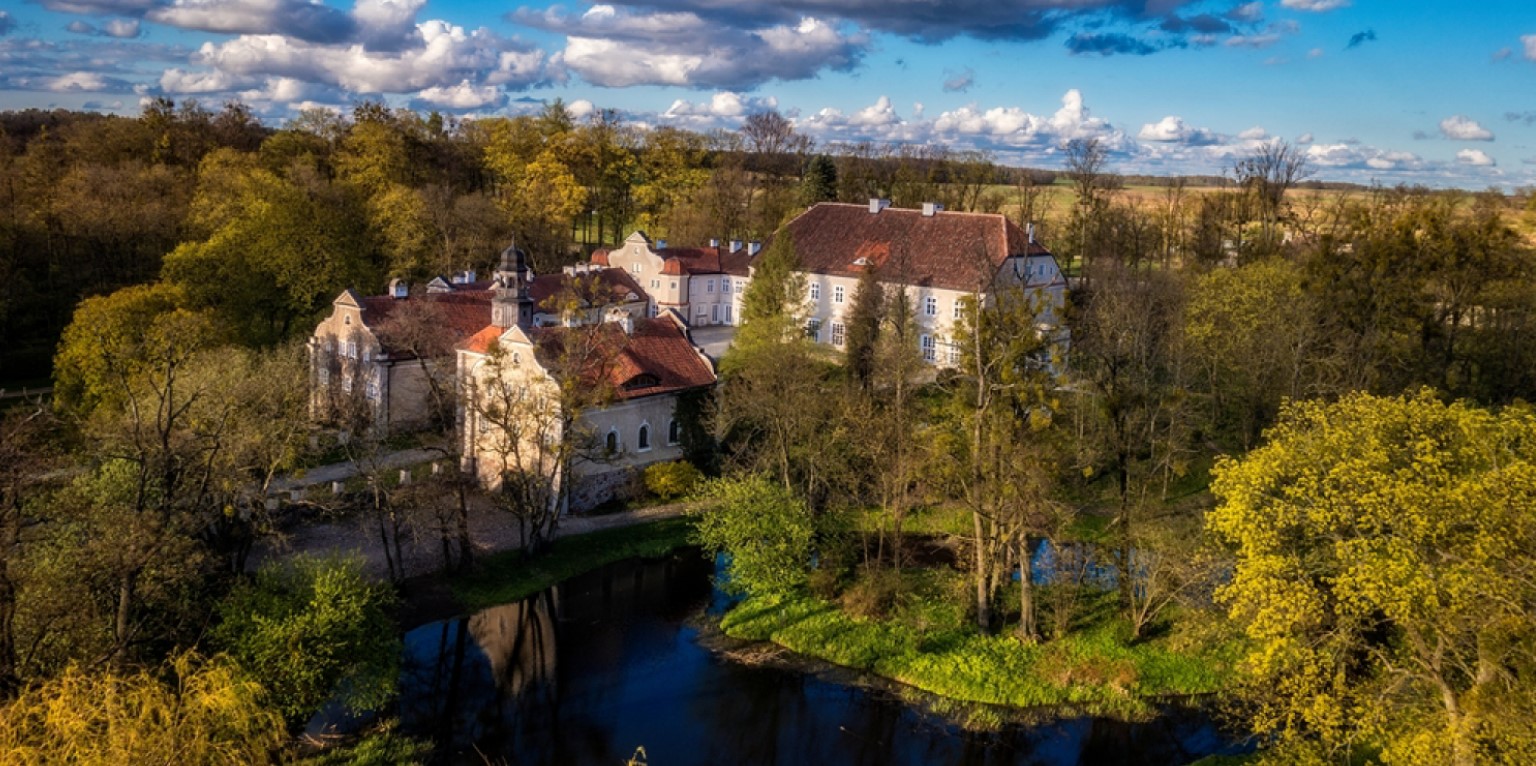Palacio señorial hotel restaurante alojamiento apartamentos habitaciones en Polonia Mazury